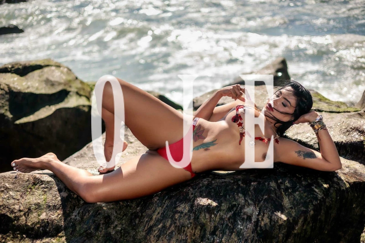 Noah, acompanhante brasileira de 35 anos que v