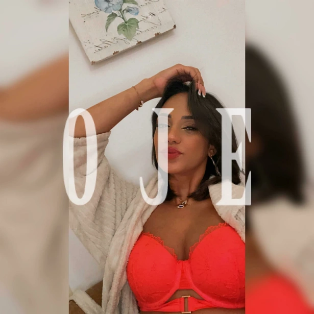 Iza, hamo Iza sou uma acompanhante brasileira