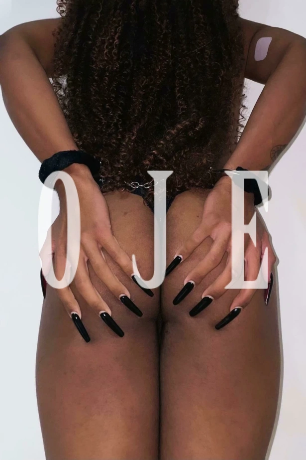 July,  uma acompanhante travesti brasileira de