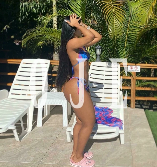 Lory, a acompanhante brasileira de 25 anos que