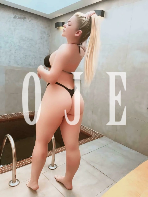 Julia, , uma acompanhante brasileira de 20 anos