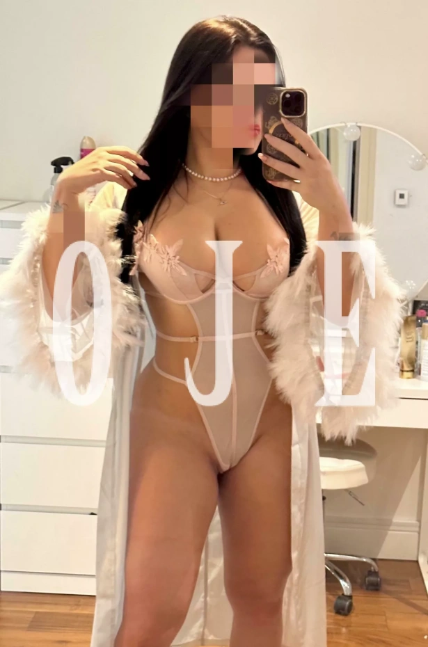 Sarah, rah, sou brasileira e tenho 24 anos. Atu